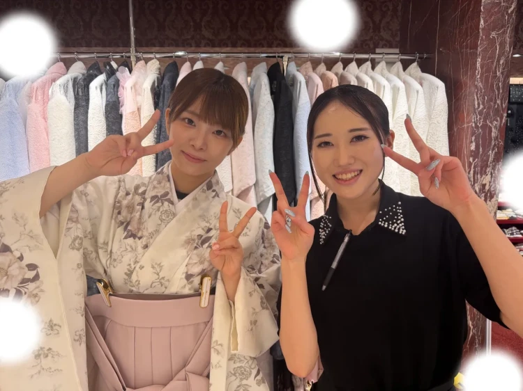 TAKAZEN東京表参道店Flagshipでピンクのくすみカラーのキュートガーリーな袴を卒業式レンタルでご契約いただいたお客様の紹介。白地にお花柄のかわいい袴。