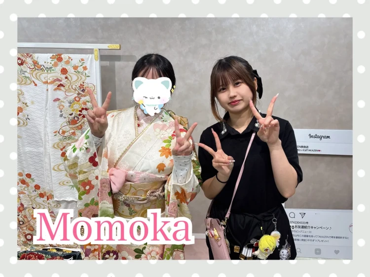TAKAZEN奈良店で正統派古典のはんなり可愛い振袖コーデを試着されるお客様の様子