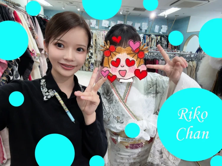 白を基調とした上品な振袖姿のRikoちゃんとTAKAZEN心斎橋店スタッフのツーショット