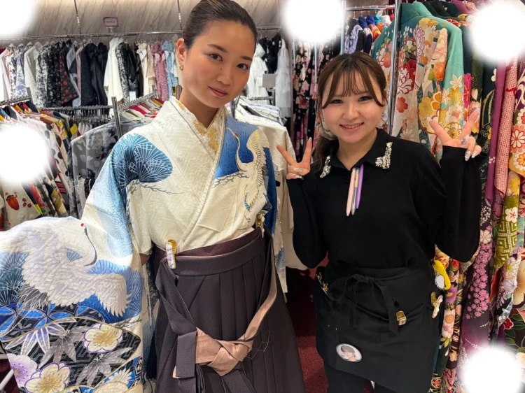 TAKAZEN東京表参道店Flagshipでお持ち込み振袖でブラウンの袴を2027年卒業式レンタルいただいたお客様のご紹介