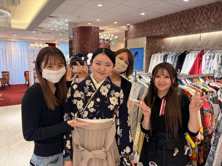 TAKAZEN東京表参道店Flagshipでベージュの袴に紺の古典柄小振袖コーデを2027年卒業式レンタルでご契約いただいたお客様のご紹介