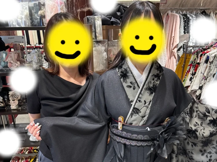 TAKAZEN東京表参道店Flagshipでオリジナルの黒い袴をご契約いただいたお嬢様のご紹介。