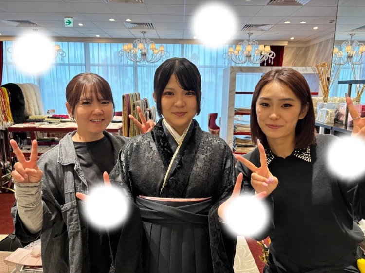 TAKAZEN東京表参道店Flagshipで黒のくすみカラーのお振袖と刺繡が入った黒の袴卒業式レンタルでご契約いただいたお客様の紹介
