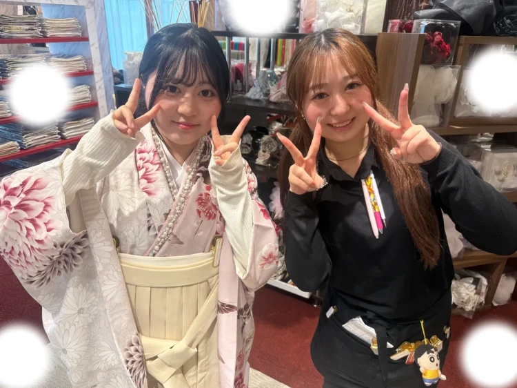 TAKAZEN東京表参道店Flagshipでちいぽぽのピンク色の花柄の小振袖とクリーム色の無地袴のコーデを卒業式レンタルでご契約いただいたお客様の紹介。
