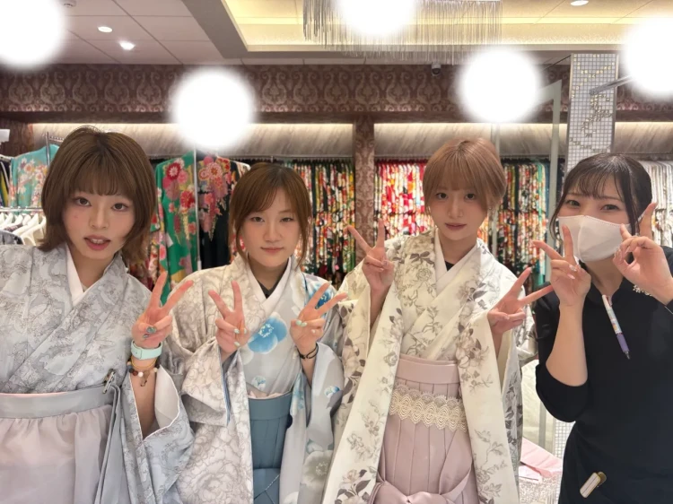 TAKAZEN東京表参道店Flagshipで友人同士でくすみカラーの袴を2027年レンタルでご契約いただいたお客様のご紹介
