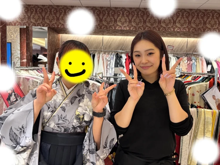 TAKAZEN東京表参道店Flagshipでグレーの大人っぽい袴を試着していただいたお客様のご紹介。ネイビーの袴とグレーの小振袖