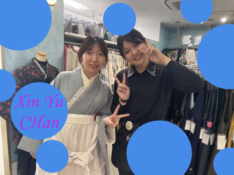 TAKAZEN心斎橋店に来店した、くすみブルーのペイズリー柄の小振袖にホワイトのレース袴を合わせた2027年卒業姫ちゃんとスタッフのツーショット