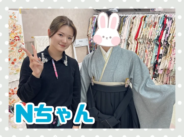 TAKAZEN奈良店でブルーの袴コーデを試着されるお客様の様子