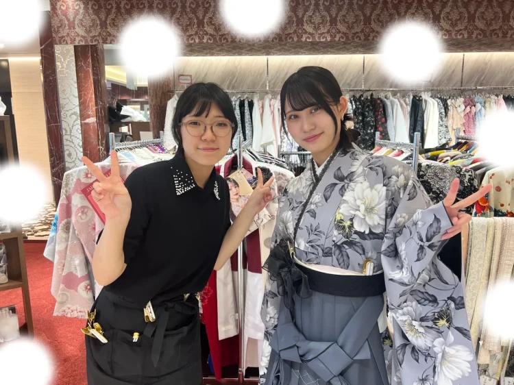 TAKAZEN東京表参道店Flagshipでグレーのモダン柄小振袖とグレー袴コーデを卒業式レンタルでご契約いただいたお客様のご紹介。
