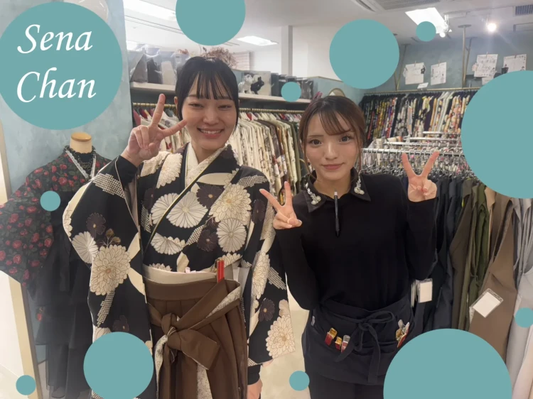 TAKAZEN心斎橋店にご来店したモダンな古典柄の小振袖にブラウンの袴を合わせたコーディネートに決定された姫ちゃんとスタッフのツーショット
