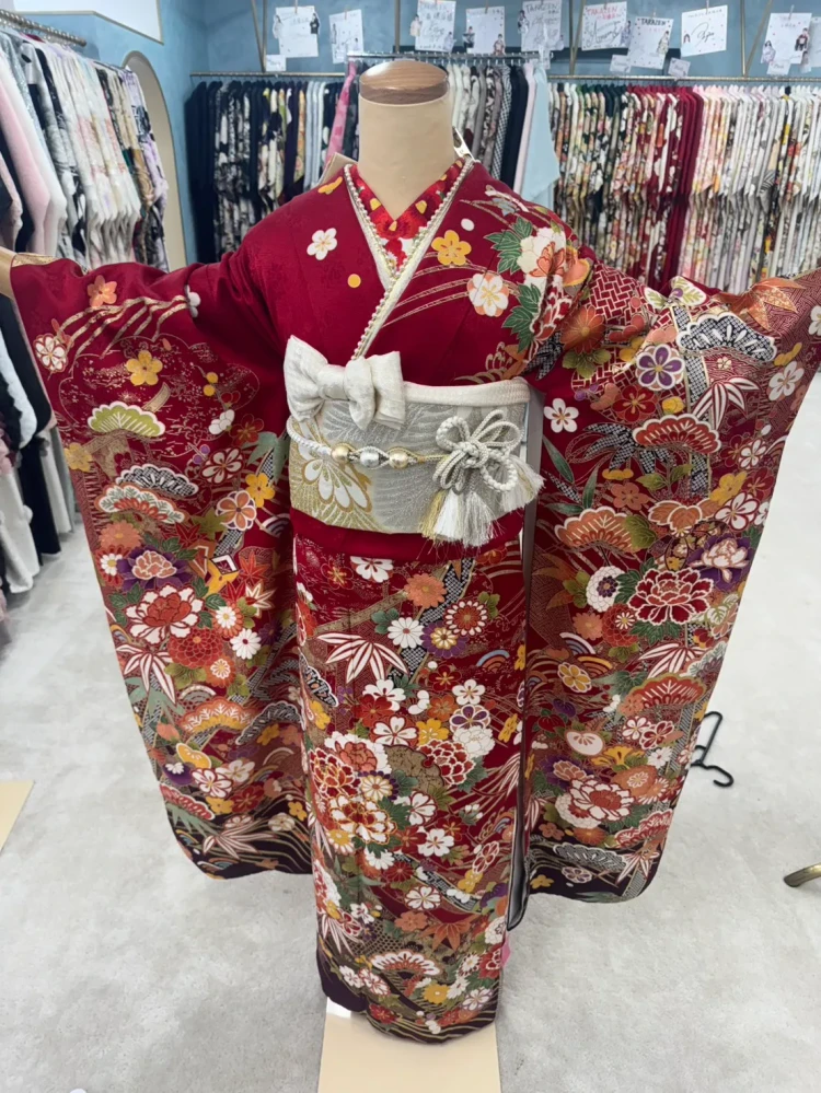 赤の古典柄振袖にシルバー×ゴールドの小物を合わせた上品でイマドキのコーディネートに仕上がったトルソー写真