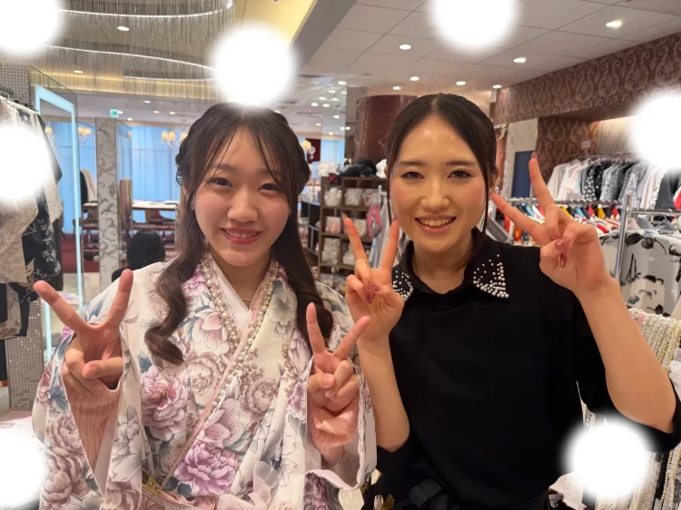 TAKAZEN東京表参道店Flagshipでレンタルできるピンク色のドレス袴をご契約いただいたお嬢様のご紹介