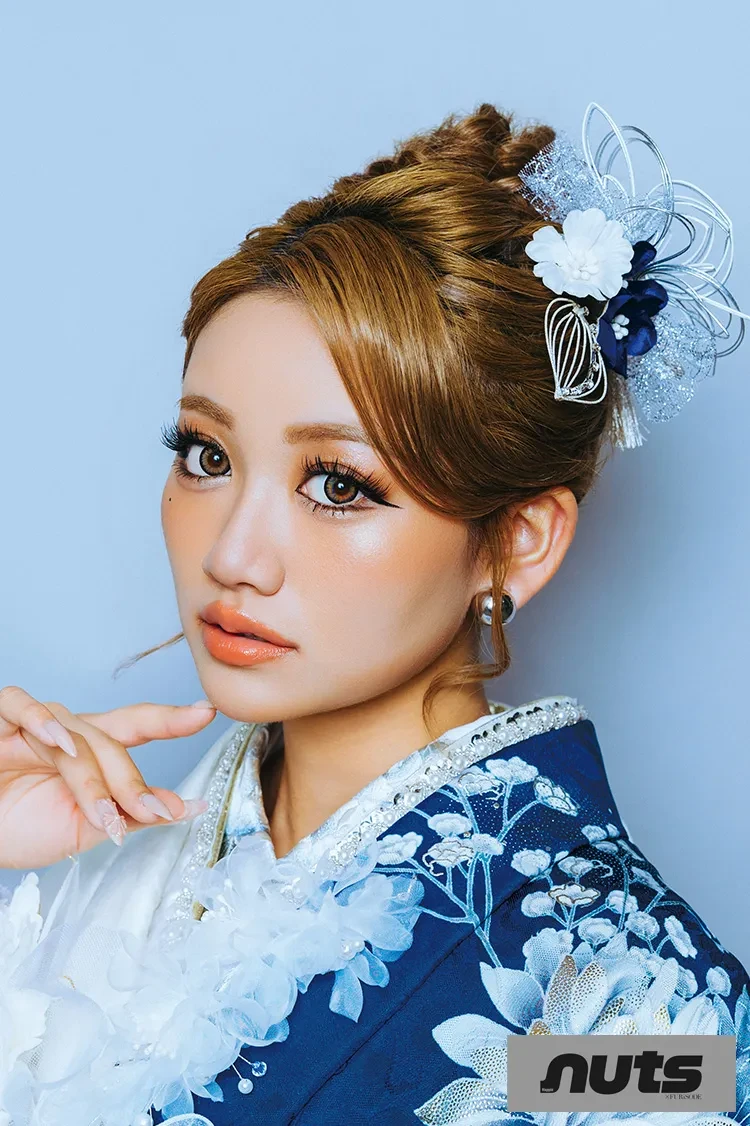 TAKAZENのレンタル振袖 nutsブランド振袖クール系　花柄　青/ブルー　かっこいい　ギャル系　目立つ　華やか　中村りおん【通販可】K1339