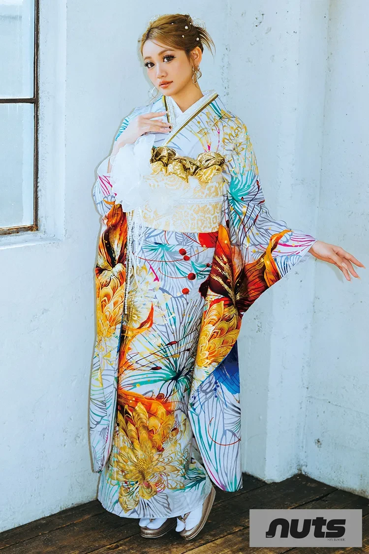 TAKAZENのレンタル振袖 nutsブランド振袖MODE系 花柄 白地/オレンジ かっこいい 派手 ギャル系 目立つ 華やか 中村りおん【通販可】K1340