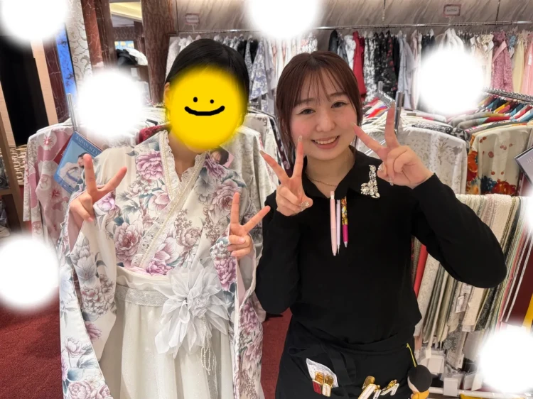 TAKAZEN東京表参道店Flagshipで淡い白✖ピンクの袴を卒業式レンタルでご契約いただいたお客様の紹介。