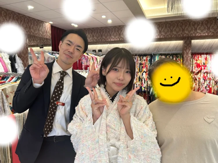 TAKAZEN東京表参道店FlagshipでTAKAZENオリジナルのヘップバーンシリーズの白色のドレス袴を卒業式レンタルでご契約いただいたお客様の紹介。