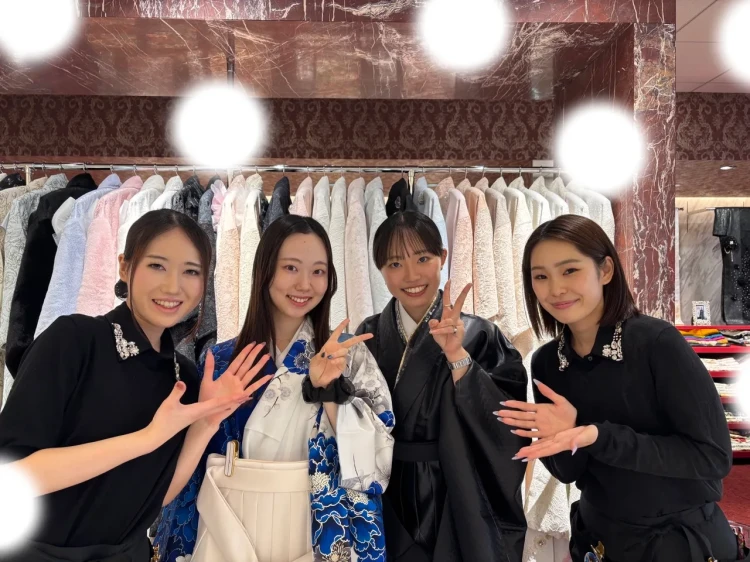 TAKAZEN東京表参道店Flagshipでメーカーブランドの青の袴とレザー袴をレンタルでご契約いただいたお客様のご紹介。