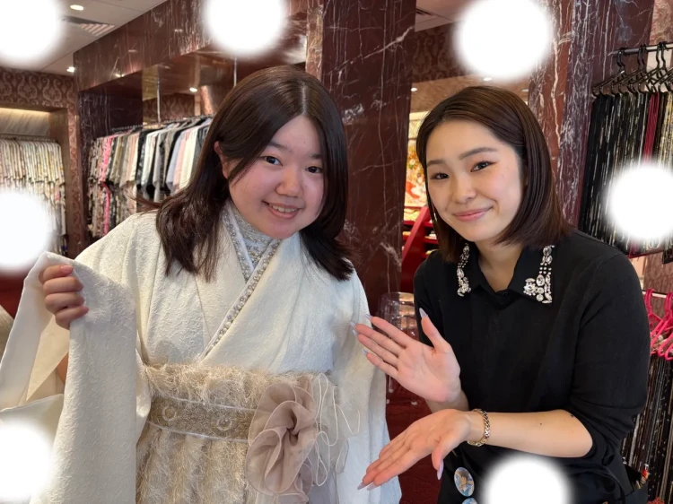 TAKAZEN東京表参道店Flagshipでオリジナルのヘップバーンシリーズの袴をレンタルでご契約いただいたお客様のご紹介。