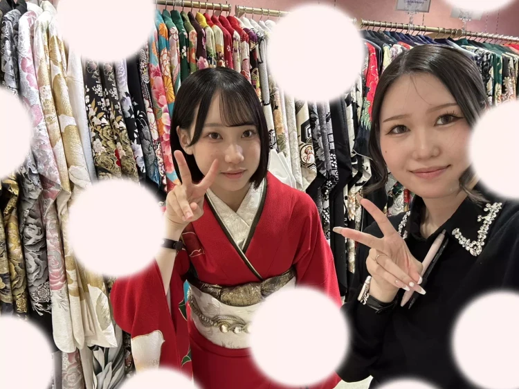 TAKAZEN姫路店の赤いシンプルでお洒落な古典柄振袖の姫ちゃん。
