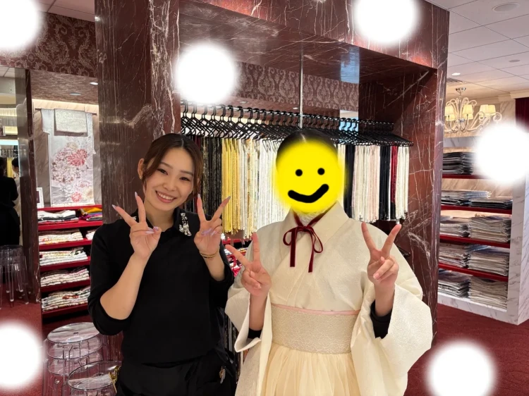 TAKAZEN東京表参道店Flagshipでクリーム色のドレス袴をご契約いただいたお嬢様のご紹介。