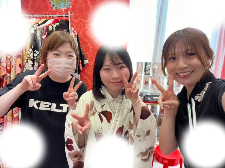 大阪で袴のレンタルするならTAKAZEN梅田本店　くすみベージュで可愛い袴
