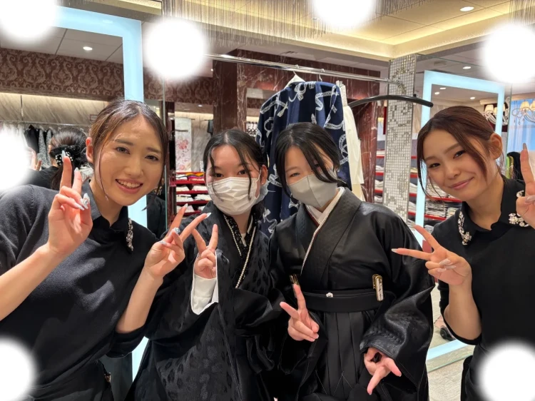 TAKAZEN東京表参道店FlagshiPで黒色のオリジナルバルーン袴をご契約いただいたお客様とレザーの袴をご試着頂いたお客様のご紹介