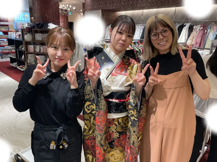 💖赤色や黒色のバラ柄でラグジュアリーのお振袖姫ちゃん💖