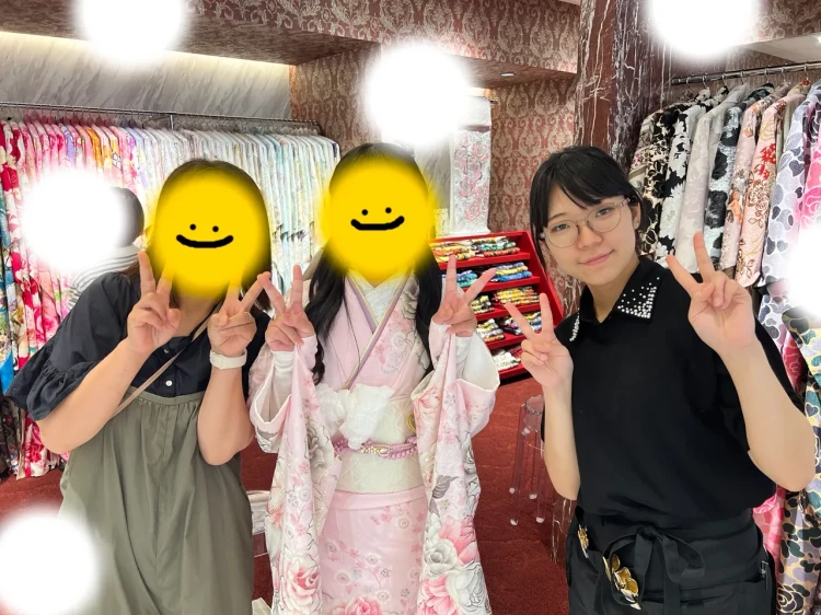 TAKAZEN東京表参道店Flagshipでヘップバーンシリーズのコスメカラーの振袖をレンタルでご契約いただいたお客様の紹介。