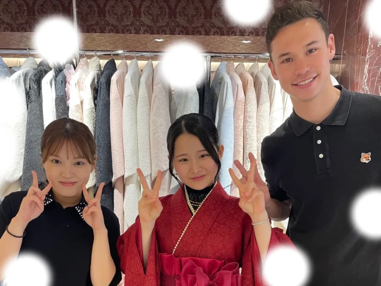 TAKAZEN東京表参道店Flagshipでオリジナルの赤ローズの小振袖とバルーン袴を卒業式レンタルでご契約いただいたお客様のご紹介。