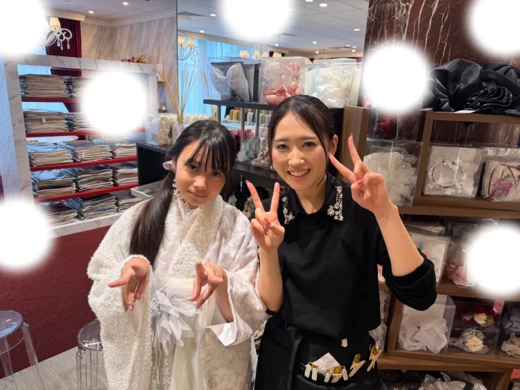 TAKAZEN東京表参道店Flagshipで淡い白色の袴を卒業式レンタルでご契約いただいたお客様の紹介。