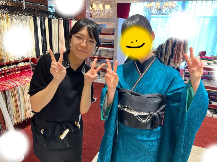 TAKAZEN東京表参道店Flagshipで青無地のシンプルなデザイン、ヴィンテージスタイルの振袖をレンタルでご契約いただいたお客様の紹介。