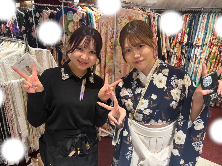 TAKAZEN東京表参道店FlagshipでHeatherの紺の小振袖と白の袴コーデを2027年卒業式レンタルでご契約いただいたお客様のご紹介