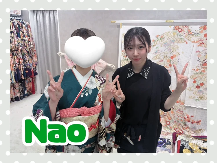 TAKAZEN奈良店でレトロ古典のお振袖コーデを試着されるお客様の様子
