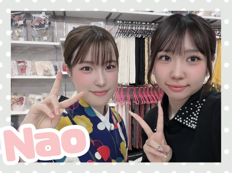 TAKAZEN奈良店でレトロポップ袴のコーディネートを試着されるお客様の様子