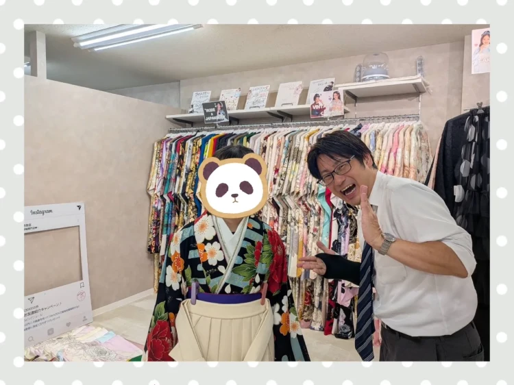 TAKAZEN奈良店で古典柄袴のコーディネートを試着されるお客様の様子