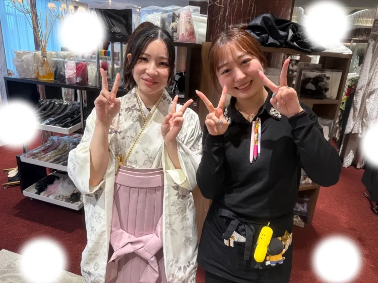 TAKAZEN東京表参道店Flagshipで花柄の小振袖とピンクの無地袴コーデを卒業式レンタルでご契約いただいたお客様のご紹介。