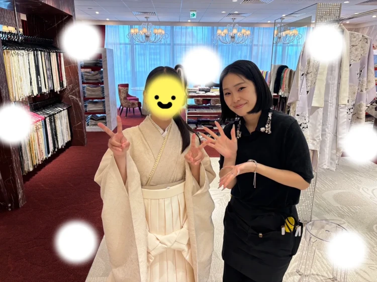 TAKAZEN東京表参道店Flagshipでベージュの小振袖と白の袴コーデを2027年卒業式でご契約いただいたお客様のご紹介。