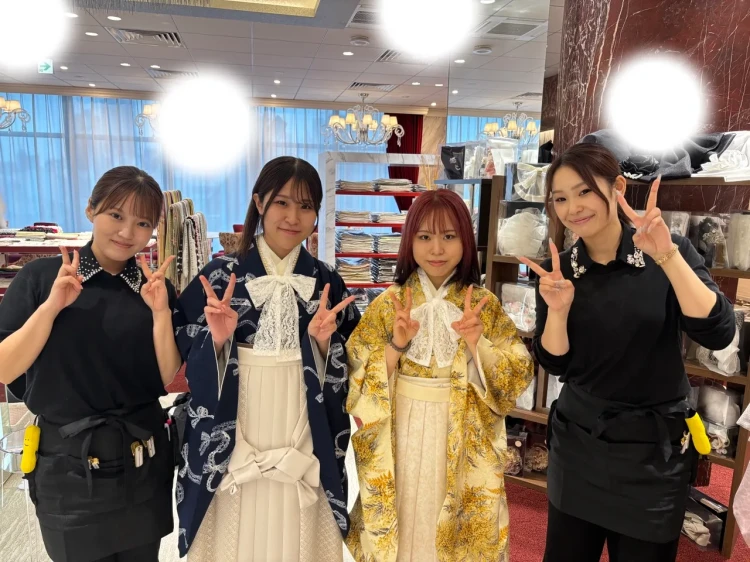 TAKAZEN東京表参道店Flagshipでご友人同士でネイビー袴と黄色の袴を卒業式レンタルでご試着いただいたお客様のご紹介。