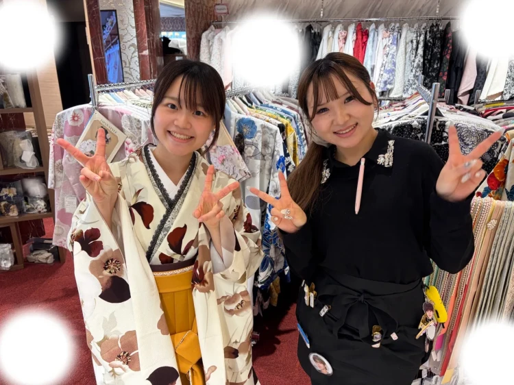 TAKAZEN東京表参道店Flagshipで茶色の花柄の小振袖と黄色のくすみカラー袴コーデを卒業式レンタルでご契約いただいたお客様のご紹介。
