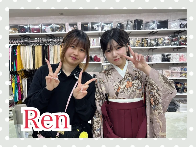 TAKAZEN奈良店でお持ちの着物を使っておしゃれに袴コーデを試着されるお客様の様子