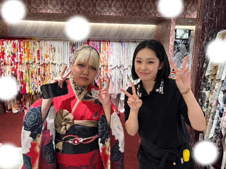 TAKAZEN東京表参道店Flagshipで小柄の赤いお振袖をご試着頂いたお嬢様のご紹介。