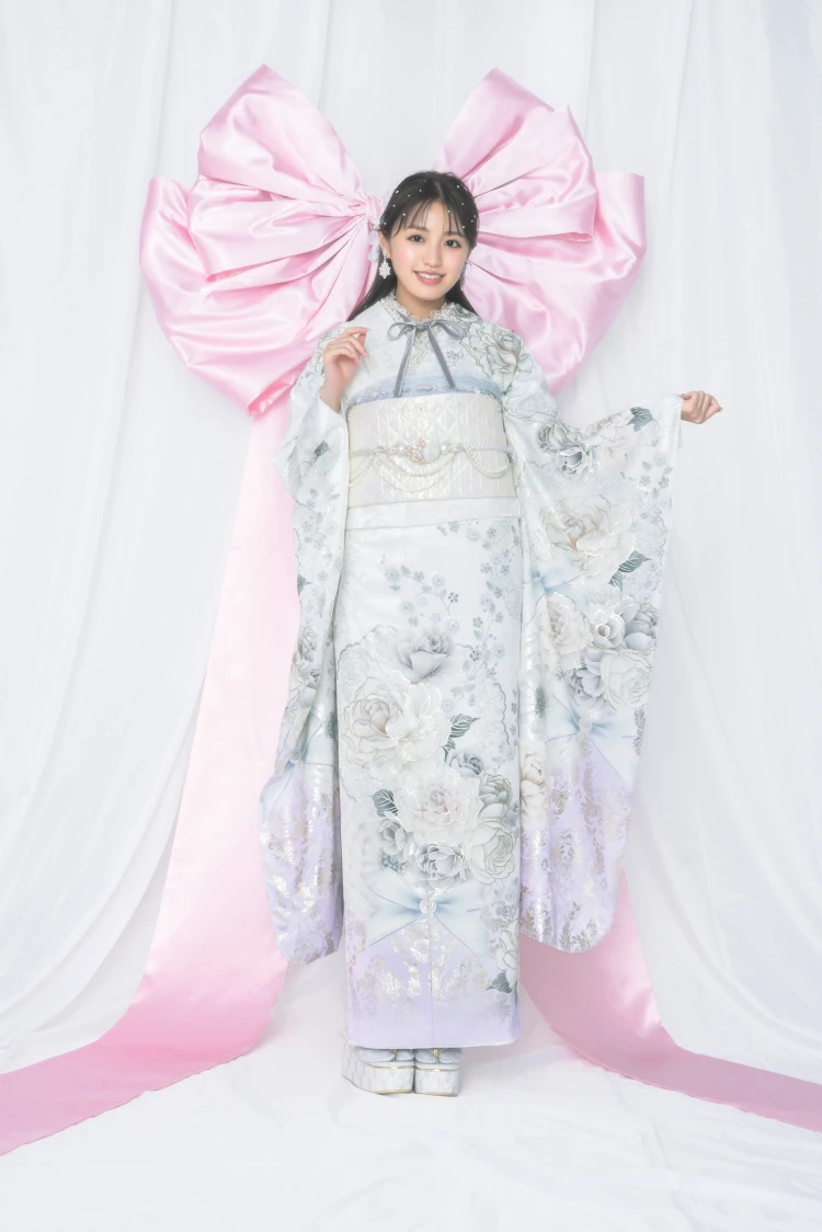 TAKAZEN東京表参道店Flagshipで振袖レンタルができるオリジナルシリーズのお振袖。紫色で透明感抜群のお振袖