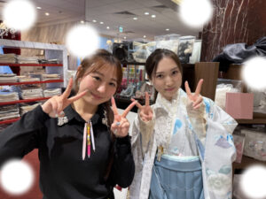 TAKAZEN東京表参道店Flagshipで水色のジャパンスタイルの袴をご契約いただいたお嬢様のご紹介。