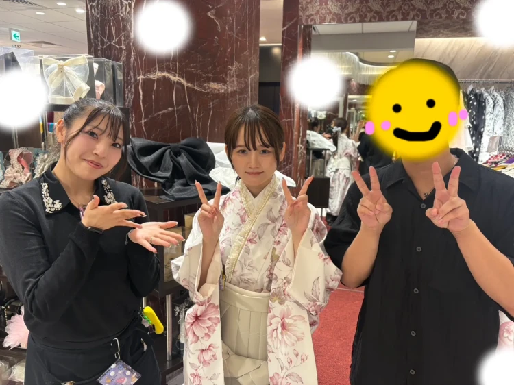 TAKAZEN東京表参道店Flagshipでピンク色の花柄の小振袖とクリーム色の刺繍袴をご契約いただいたお客様の紹介。桜色のかわいいお振袖