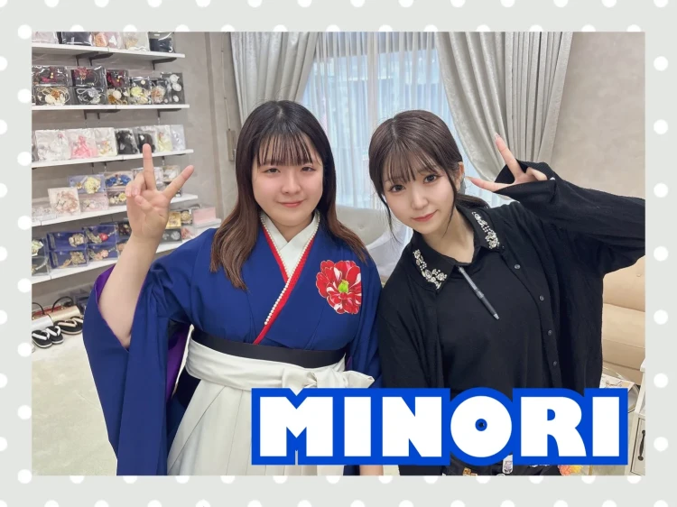 TAKAZEN奈良店で青色のビィンテージスタイル袴のコーディネートを試着されるお客様の様子