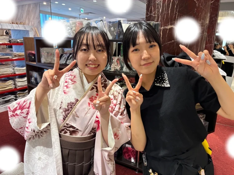 TAKAZEN東京表参道店Flagshipでちいぽぽのピンクの小振袖とブラウンの袴コーデを2027年卒業式レンタルでご契約いただいたお客様のご紹介