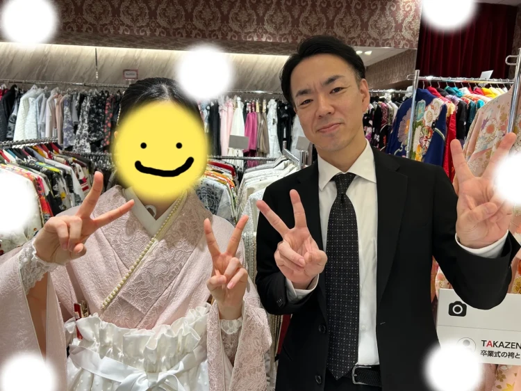 TAKAZEN東京表参道店Flagshipでくすみピンクの小振袖とドレス袴をご契約いただいたお客様の紹介。ピンクのかわいい小振袖