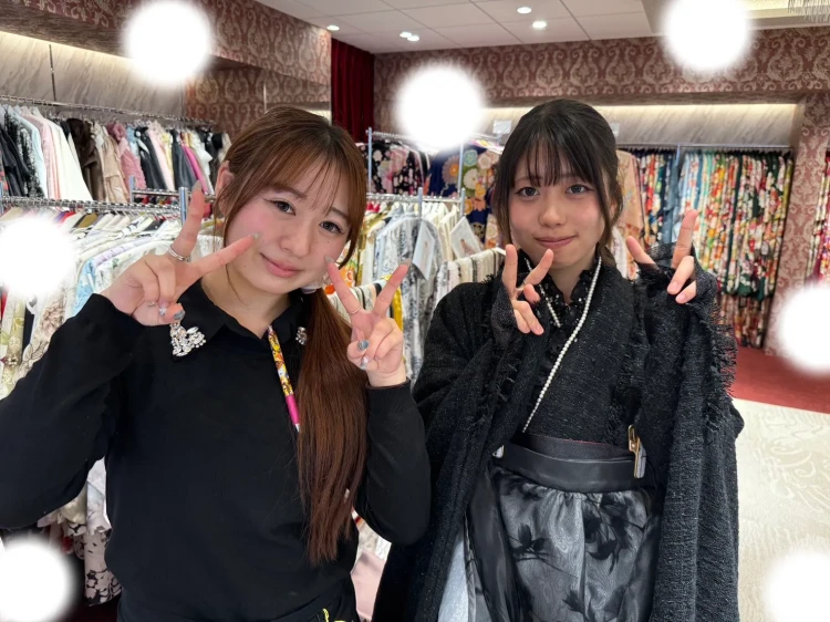 TAKAZEN東京表参道店FlagshipでTAKAZENオリジナルのヘップバーンシリーズ、黒色のツイードの振袖と黒色のドレス袴をご契約いただいたお客様の紹介。