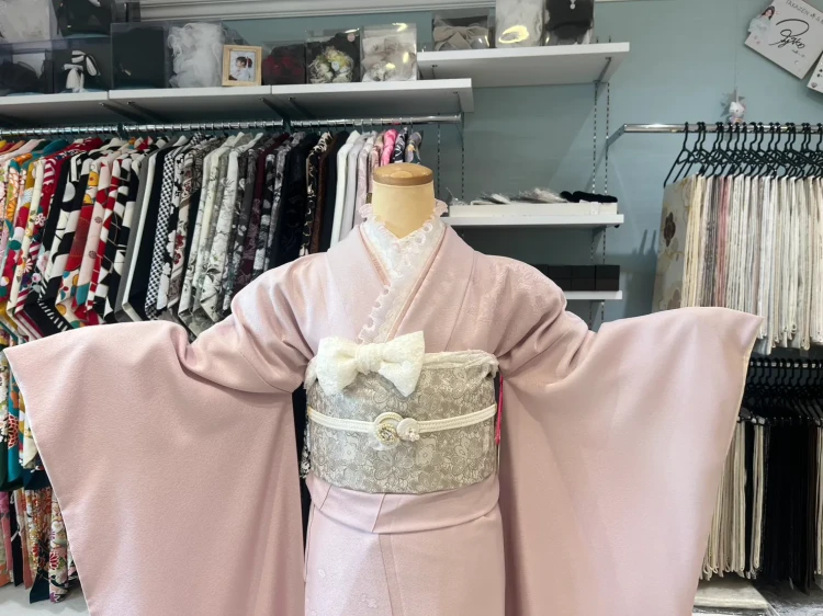 堺店で展示しているピンク色の振袖