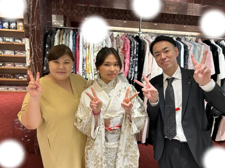 TAKAZEN東京表参道店Flagshipで白色のプレミアム古典のお振袖を2027年成人式レンタルでご契約いただいたお客様のご紹介